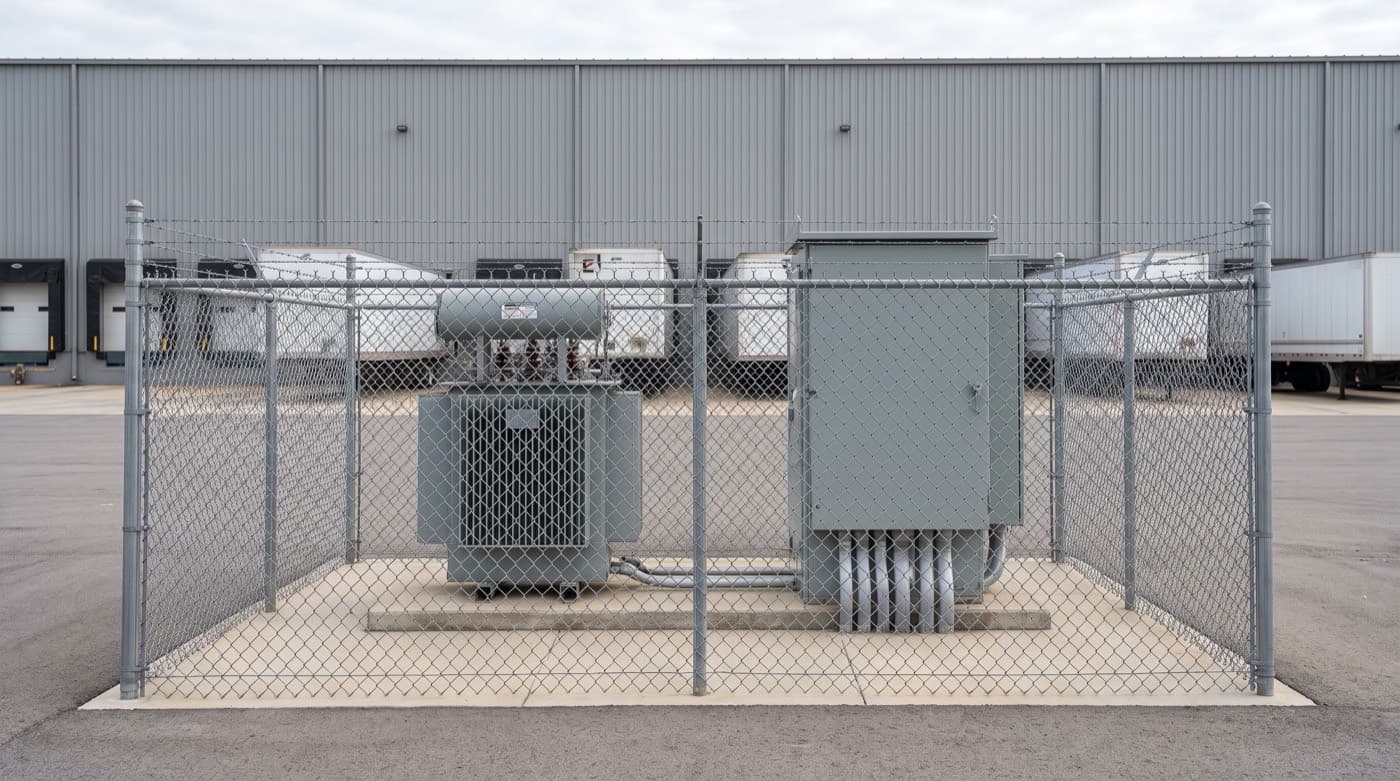 Subestación eléctrica compacta instalada en el exterior de una planta automotriz
